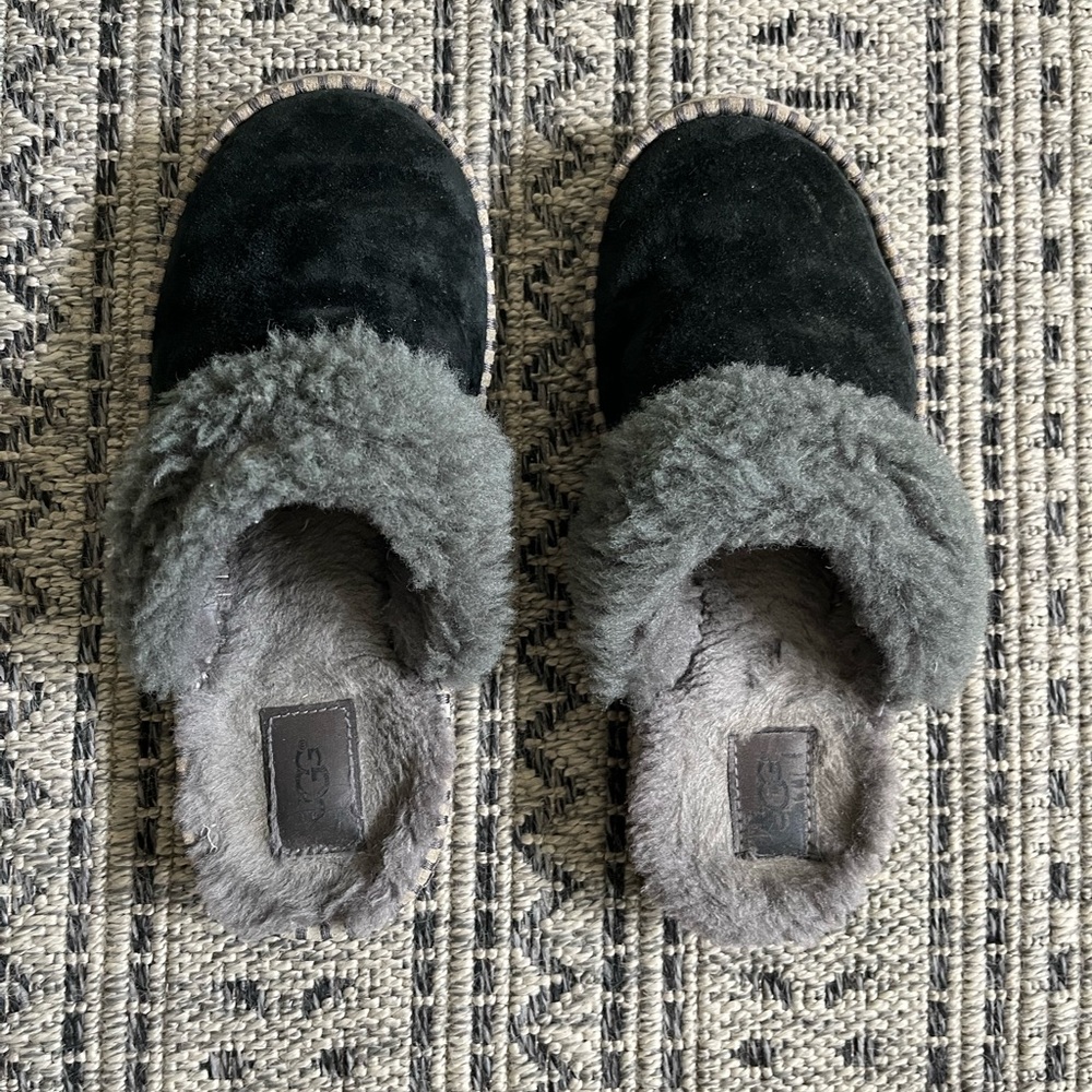 UGG Women’s House Shoes Size 7